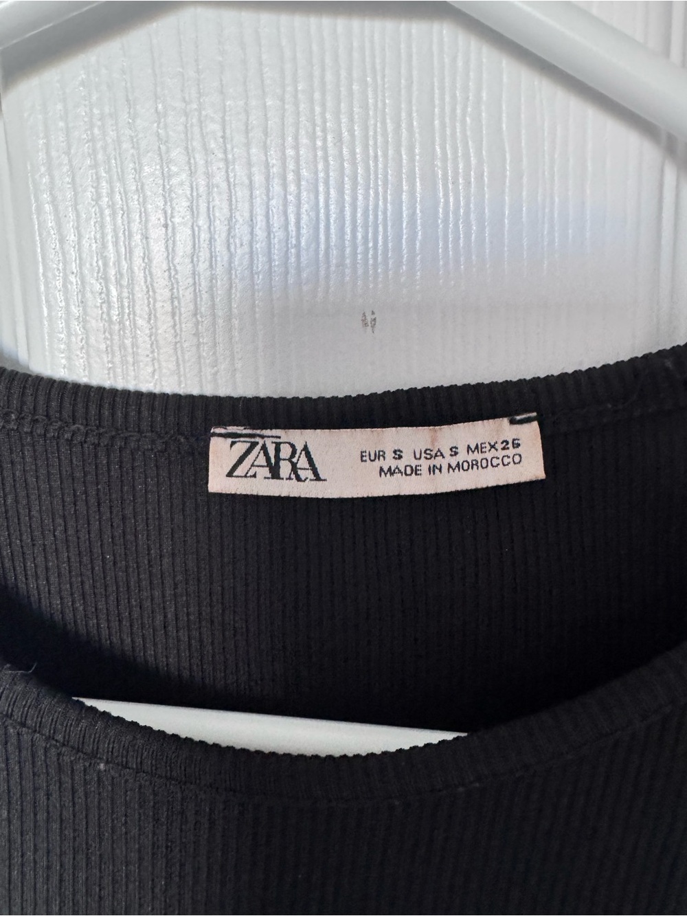 Zara Black Ribbed Cropped Tank - Picture 2 of 3